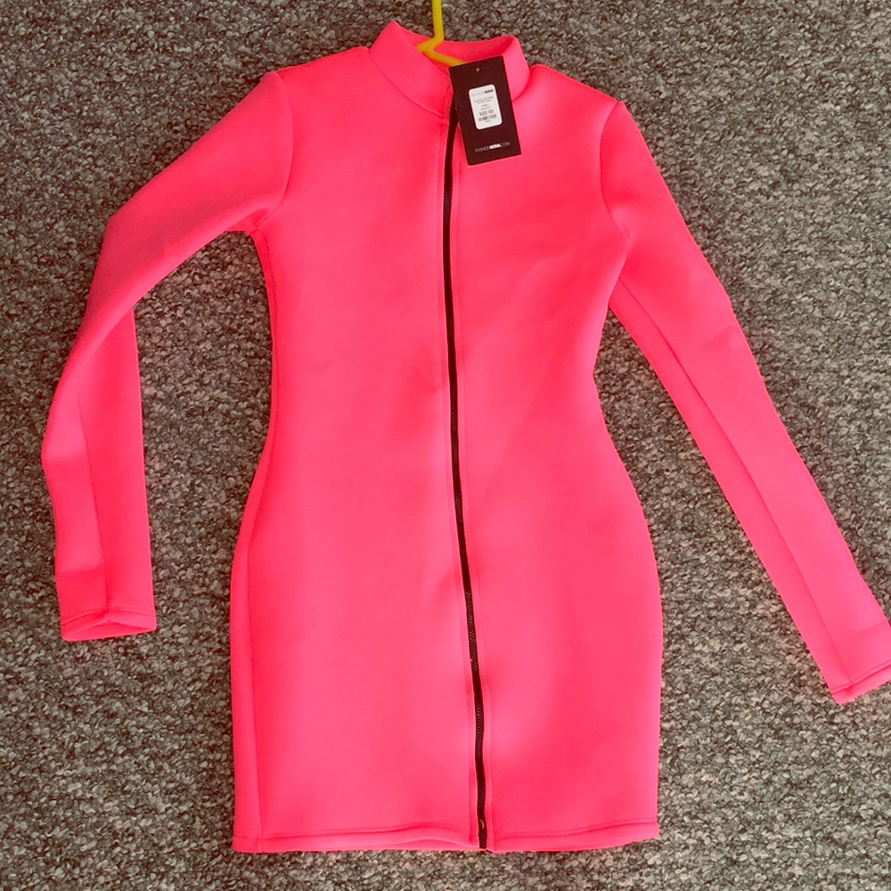 Not going under zipper dress Neonpink fashion Nova